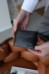 Кожаный мужской кошелек на магнитной застежке, с прозрачным отделом под водительское удостоверение