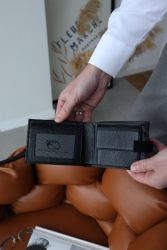 Кожаный мужской кошелек на магнитной застежке, с прозрачным отделом под водительское удостоверение