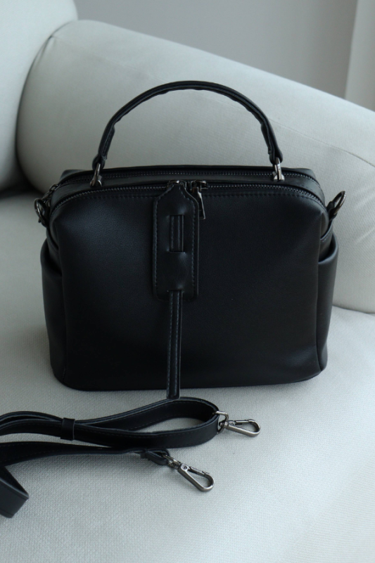 Женская сумка боулер черная из экокожи, с дополнительным ремнем на плечо