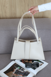 Женская сумка бежевого цвета на плече