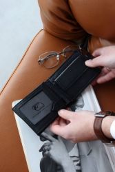 Чоловічий шкіряний гаманець з прозорими відділами для документів та водійського посвідчення