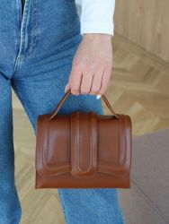 Маленькая женская вечерняя сумочка из карамельного цвета с дополнительным плечевым ременем