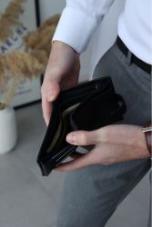 Чоловічий шкіряний гаманець з прозорими відділеннями та відділом для монет