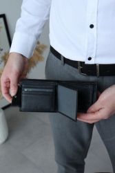 Чорний гаманець з натуральної шкіри, з додатковими відділами під монети
