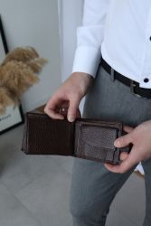Коричневый мужской кожаный кошелек с отделом под монеты