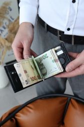 Чоловічий шкіряний гаманець з металевим утримувачем для купюр та додатковими відділами для карт