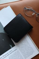 Чорний шкіряний гаманець із гладкої шкіри, з додатковими відділами для карток
